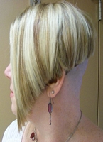 damskie fryzury krótkie włosy  zdjęcie z uczesaniem damskim z włosów krótkich  33